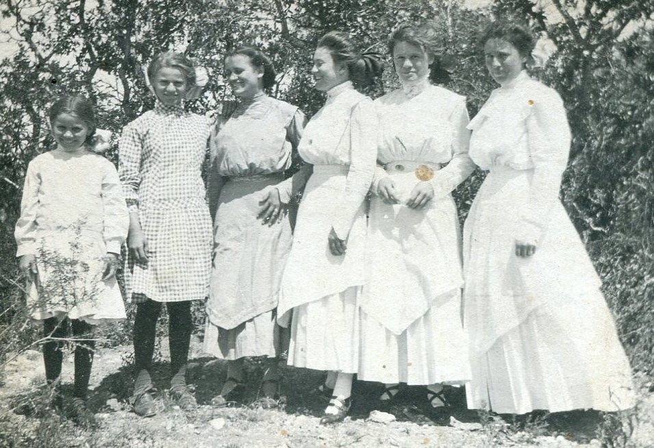 Young Attaway sisters