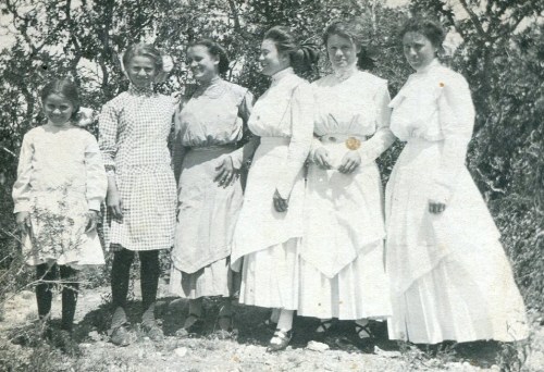 Young Attaway sisters